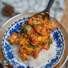 หมูกรอบผัดไข่เค็มราดข้าว