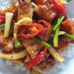 ข้าวผัดพริกเผาหมูกรอบ