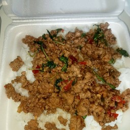 กระเพราหมูสับราดข้าว