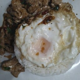 กระเพราหมูชิ้นราดข้าว + ไข่ดาว