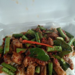 ข้าวราดผัดพริกแกงหมูใส่ถั่ว