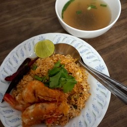ข้าวผัดมาม่าต้มยำไก่กรอบ