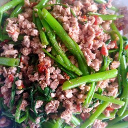[อร่อยซ่ากับโค้ก] ผัดผักบุ้งหมูสับ +  โค้ก ออริจินัล (กระป๋อง)