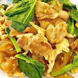 เส้นใหญ่ผัดซีอี๊วหมูสไลค์