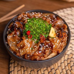 ข้าวหน้าสามชั้นผัดซอสญี่ปุ่น