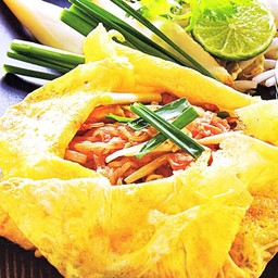 ผัดไทยหมูห่อไข่