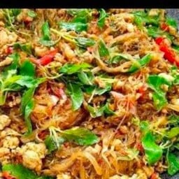 กระเพราไก่สับใส่ วุ้นเส้น ราดข้าว