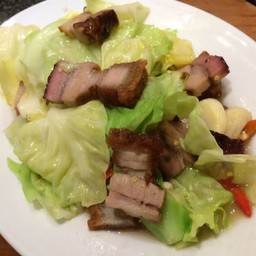 ผัดกระหล่ำปลีหมูกรอบ (ข้าวและกับแยกให้ค่ะ)