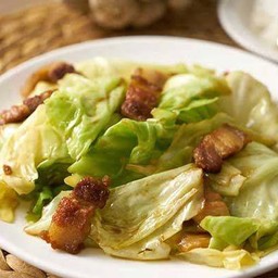 ข้าวกะหล่ำปลีผัดหมูกรอบ