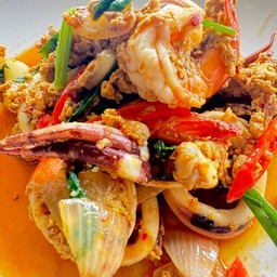 ทะเลผัดผงกระหรี่ ราดข้าว