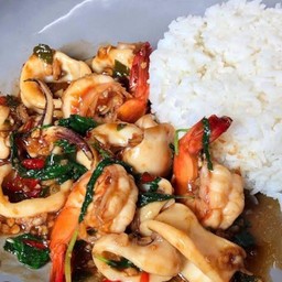 ผัดกะเพราทะเลราดข้าว