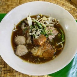 ตัวตึง ก๋วยเตี๋ยวเนื้อตุ๋น ฮาลาล by ฟารานัส สาขา1