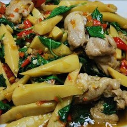 [อร่อยซ่ากับโค้ก] กะเพราอกไก่หน่อไม้เหลือง +  โค้ก ออริจินัล (กระป๋อง)
