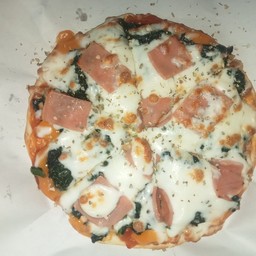 พิซซ่าหน้าผักโขมอบชีสถาดเล็ก