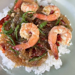 ผัดวุ้นเส้นขะอมกุ้งราดข้าว
