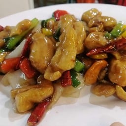 ไก่ผัดเม็ดมะม่วงผัดซอส