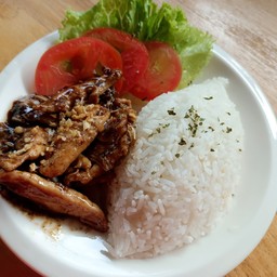 ข้าวไก่กระเทียม พร้อมไข่ดาว