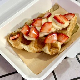 ครอฟเฟิล น้ำผึ้ง กล้วย + สตอเบอร์รี่