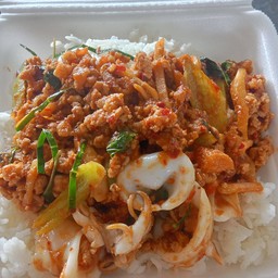 กระเพราหมูสับปลาหมึก
