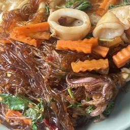 กระเพราวุ้นเส้นหมึกราดข้าว