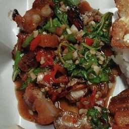 กระเพราหมูกรอบ