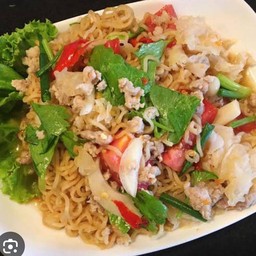 ยำมาม่าหมูสับ