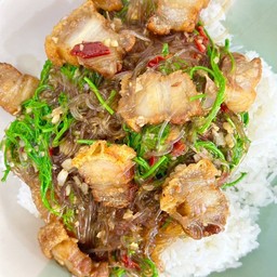 ผัดวุ้นเส้นชะอมหมูกรอบราดข้าว