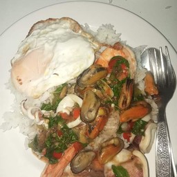 กระเพราทะเลราดข้าว