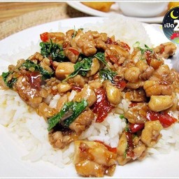 ไก่สับ ผัดกระเพรา ราดข้าว