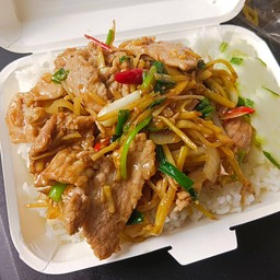 ข้าวราดหมูผัดขิงซอย