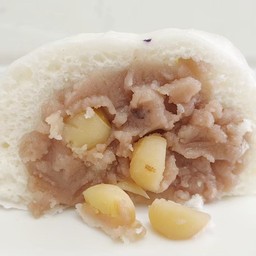 ซาลาเปาไส้เผือกเม็ดบัว ( Taro & Lotus Seed Bun )