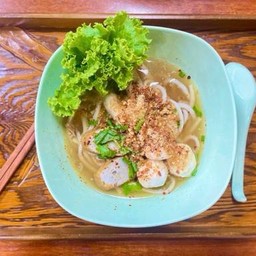 ก๋วยเตี๋ยวน้ำต้มยำลูกชิ้นปลา