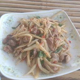 ผัดกะเพราะเครื่องในหน่อไม้ดอง