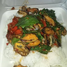 กระเพราหอยแมงภู่ราดข้าว