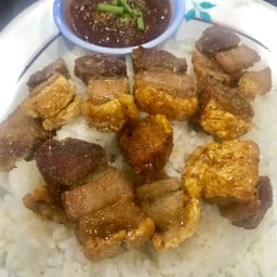 ข้าวหมูกรอบทอดน้ำปลาน้ำจิ้มแจ่ว