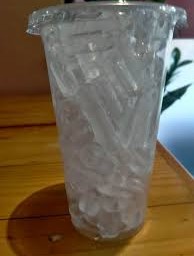 แก้วพร้อมน้ำแข็ง