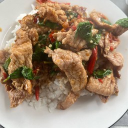 ผัดกระเพราหมูชิ้น