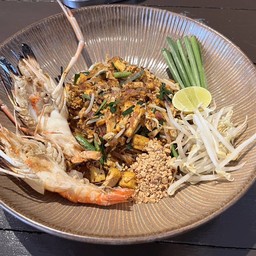 ผัดไทย กุ้งเผา
