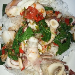 กระเพราปลาหมึกราดข้าว