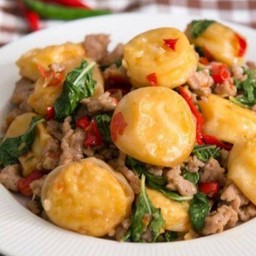 กะเพราเต้าหู้ไข่