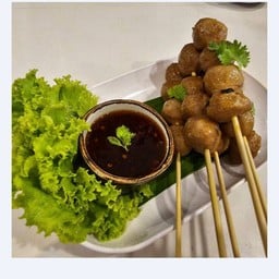 ลูกชิ้นเนื้อปิ้ง5ไม้ พร้อมน้ำจิ้ม