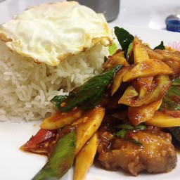 ข้าวผัดพริกแกงหน่อไม้