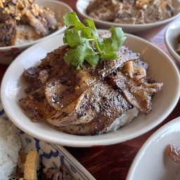 ข้าวหน้าเบคอนย่างแซ่บ