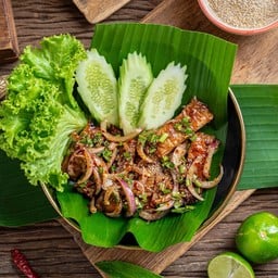 ยำไก่ย่างน้ำตก (กับข้าว)