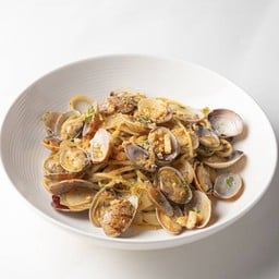 Overloaded Vongole Linguine (ลิงกวินีผัดหอยตลับแบบโอเวอร์โหลด)