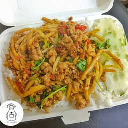ข้าวราดกระเพราหมูสับใส่หน่อไม้