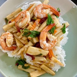 กระเพรายอดมะพร้าวใส่กุ้งกับข้าว