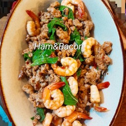 กะเพรากุ้งหมูสับ (กับข้าว)