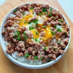 ข้าวหมูสับทอดกระเทียมตอกไข่