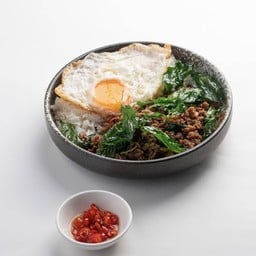 ข้าวกะเพราเนื้อวากิวสับ เสิร์ฟพร้อมไข่ดาว